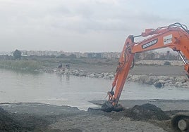 Images provided by the Junta de Andalucía, show ongoing efforts between Sacaba Beach and the main channel of the Guadalhorce.
