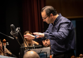 Award-winning director and conductor Juan Paulo Gómez.