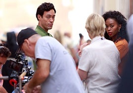 The protagonists Alex Hassell and Nafessa Williams, during the filming in Calle San Agustín, Malaga.