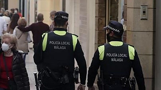Police hunt thieves who choked and robbed a foreign tourist in Malaga city centre