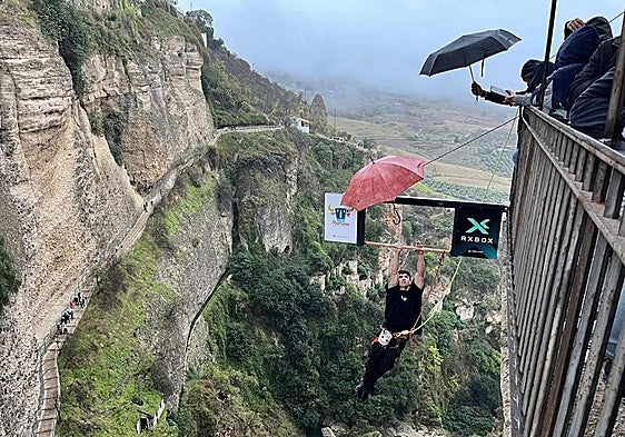 Watch as influencer does 300 pull-ups from bridge spanning Ronda's gorge