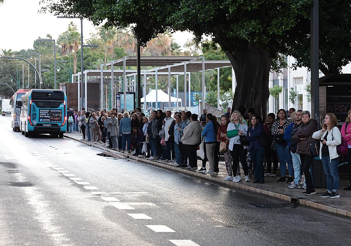 Imagen principal - Long queues of passengers at bus stops in Malaga today as drivers start first of series of strike action