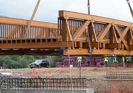 The ecological wooden bridge is lifted into position over the Banobolá stream.