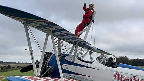Daredevil Costa del Sol resident does charity wing walk in memory of her mother