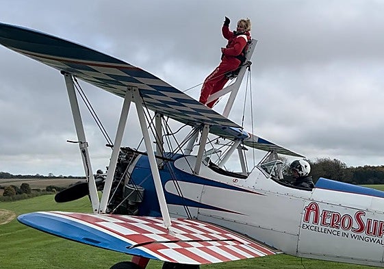 Daredevil Costa del Sol resident does charity wing walk in memory of her mother
