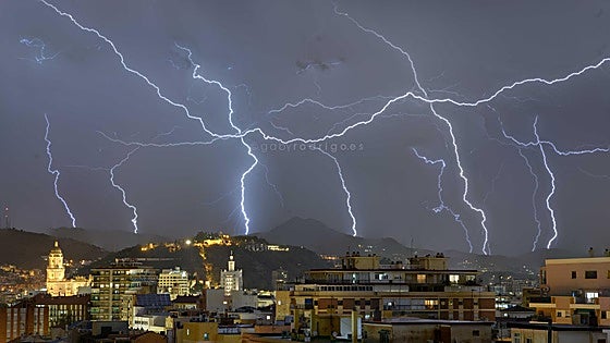 The most spectacular photos of the intense lightning storm over Malaga