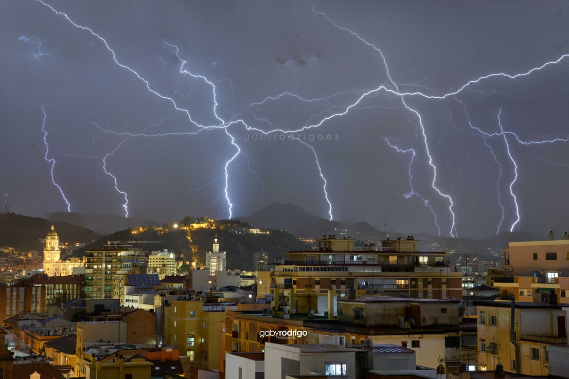The most spectacular photos of the intense lightning storm over Malaga