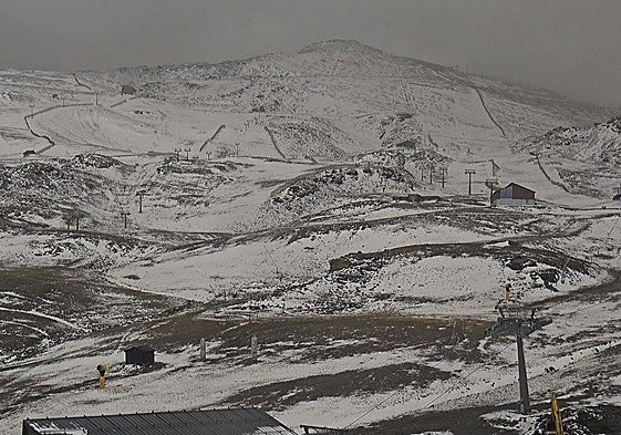 Borreguiles ski station, with snow and Saharan dust.