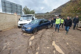 The president of the Junta de Andalucía (left) visits one of the worst-affected areas with the mayor of Álora.