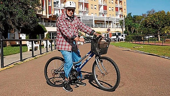 Cycling fanatic celebrates 99th birthday by going for daily spin on his bike