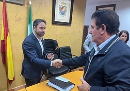 The new mayor of Comares José Miguel Ruiz (left) shakes hands with Manuel Robles who held the post for 40 years until the June 2023 local elections.