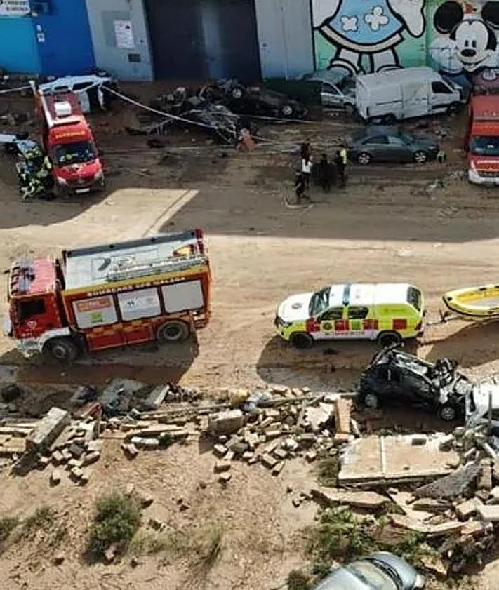 Imagen secundaria 2 - Firefighters from Malaga clear flooded tunnel in Valencia in which there were around 30 vehicles with victims inside