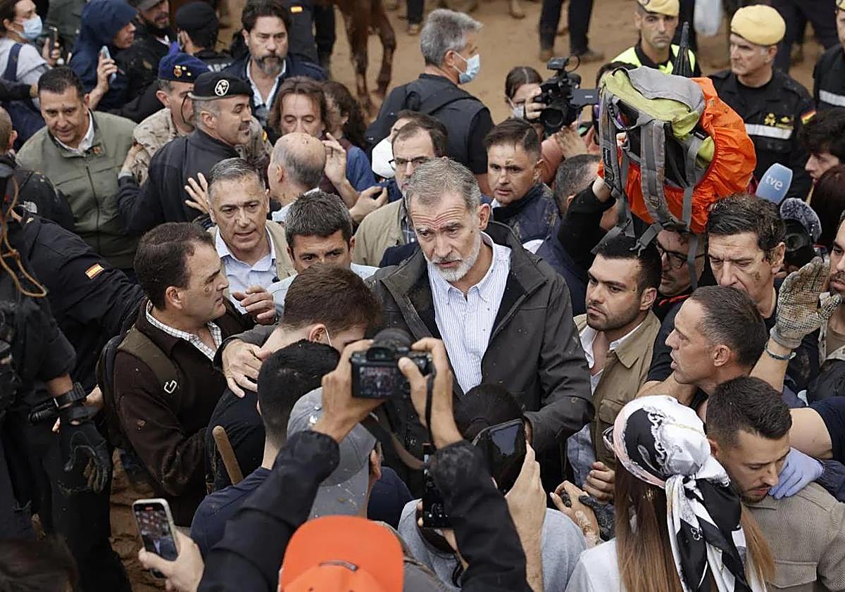 Imagen principal - Video | Angry residents of flood-hit town in Valencia pelt Spanish royals and prime minister with mud and insults