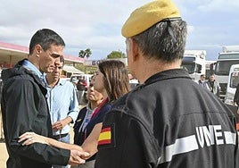 PM Pedro Sánchez talks to the mayor of Paiporta.