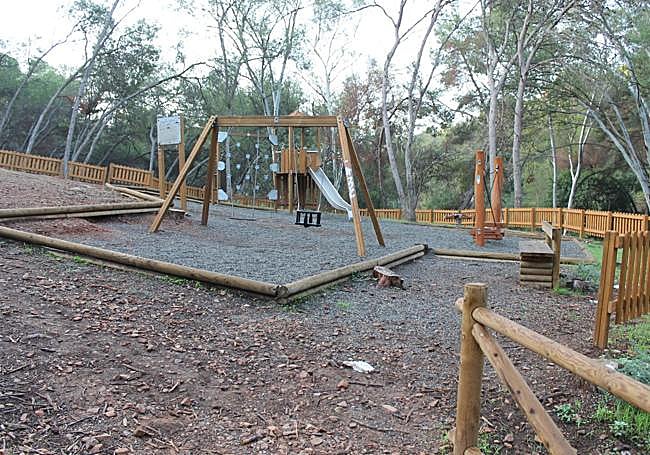 Children's playground before the halfway point of the route.