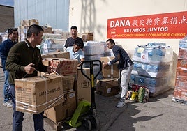Members of the Chinese community in Malaga unload boxes with the donations received.