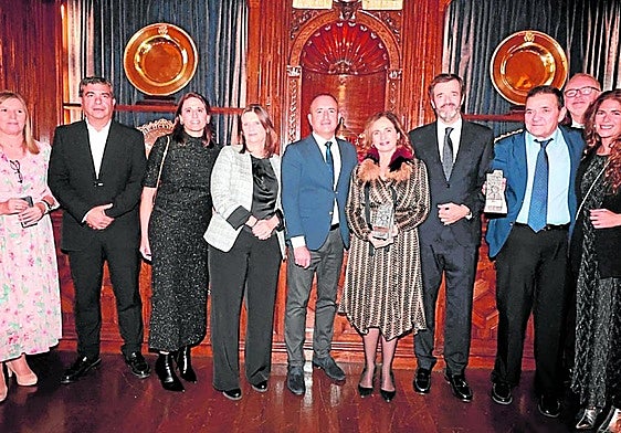 Pilar Martínez, Javier Recio, Yolanda Quesada, Rachel Haynes, Manolo Castillo, Mari Francis, Mari Francis Peñarroya, Antonio González, Pedro Luis Gómez, David Andrews and Silvia Picatoste.