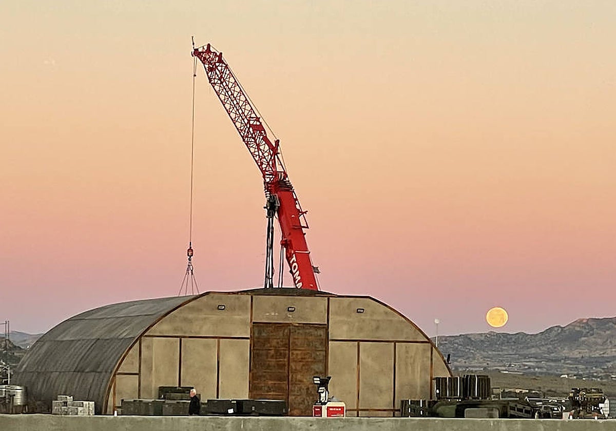 Imagen secundaria 1 - Hangars made of metal and wood constructions at Area 51 