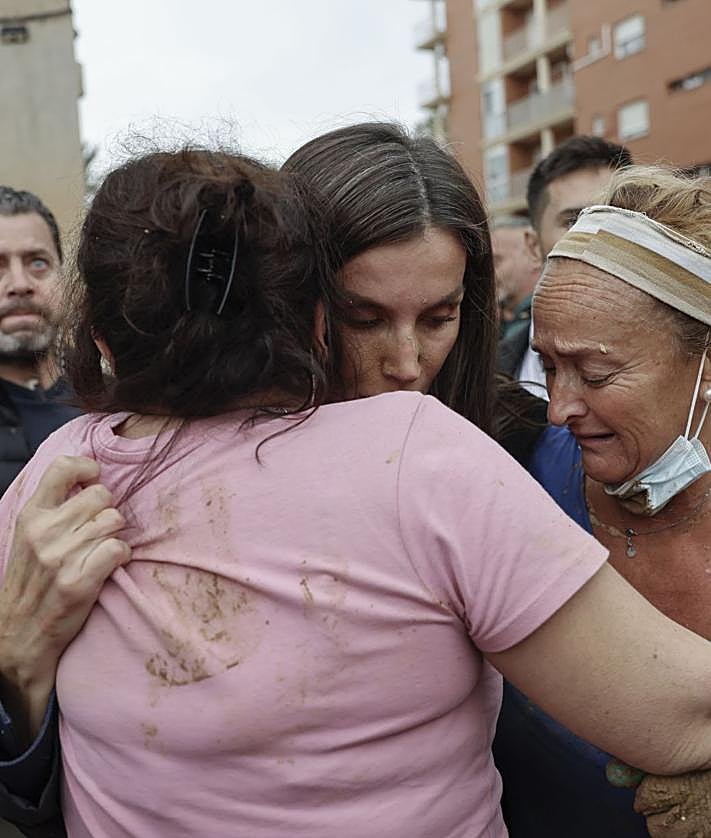 Imagen secundaria 2 - King Felipe and Queen Letizia's visit to Paiporta on Sunday. 