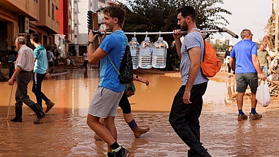 What are the symptoms of leptospirosis, the infectious disease following on from the 'Dana' storm?