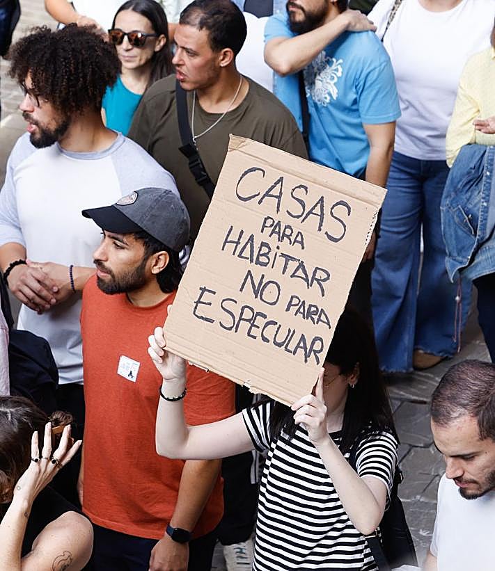 Imagen secundaria 2 - In pictures and video: Around 10,000 people attend major rally to demand action to solve Malaga's housing crisis
