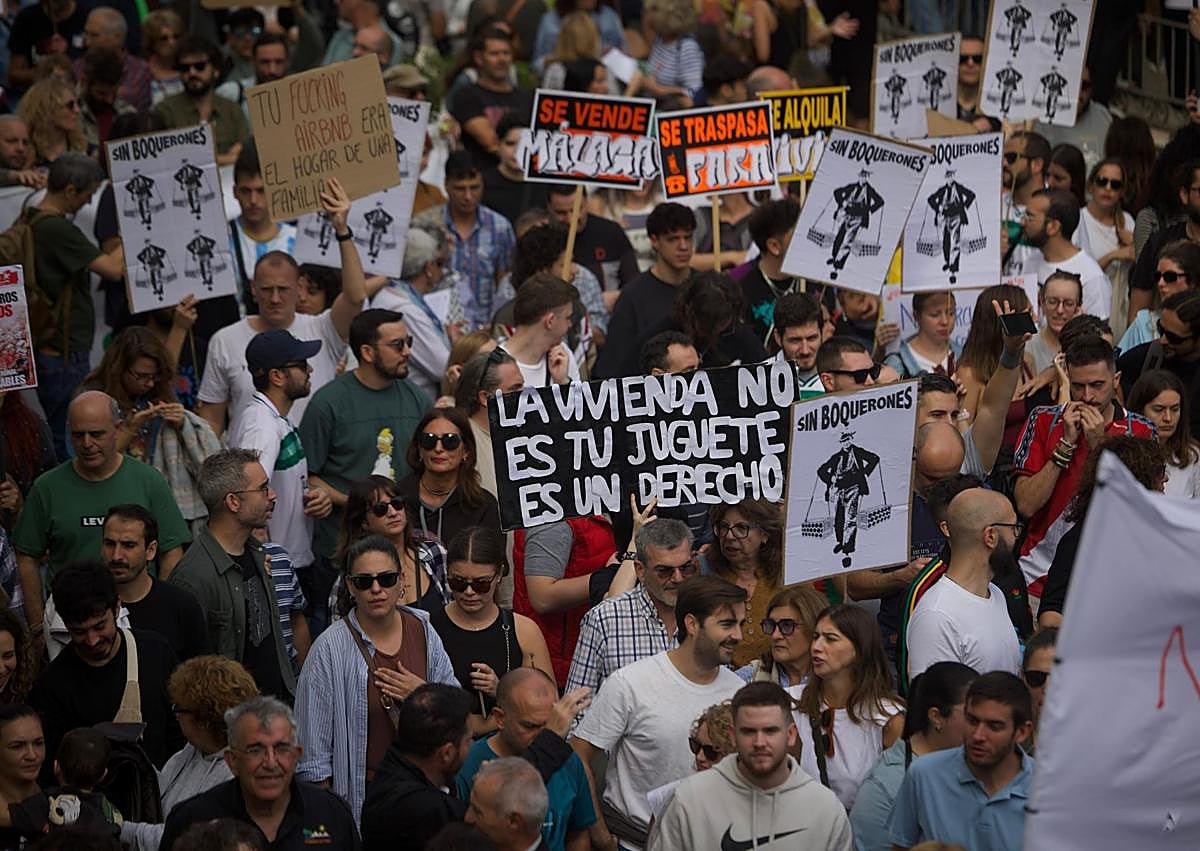 Imagen secundaria 1 - In pictures and video: Around 10,000 people attend major rally to demand action to solve Malaga's housing crisis