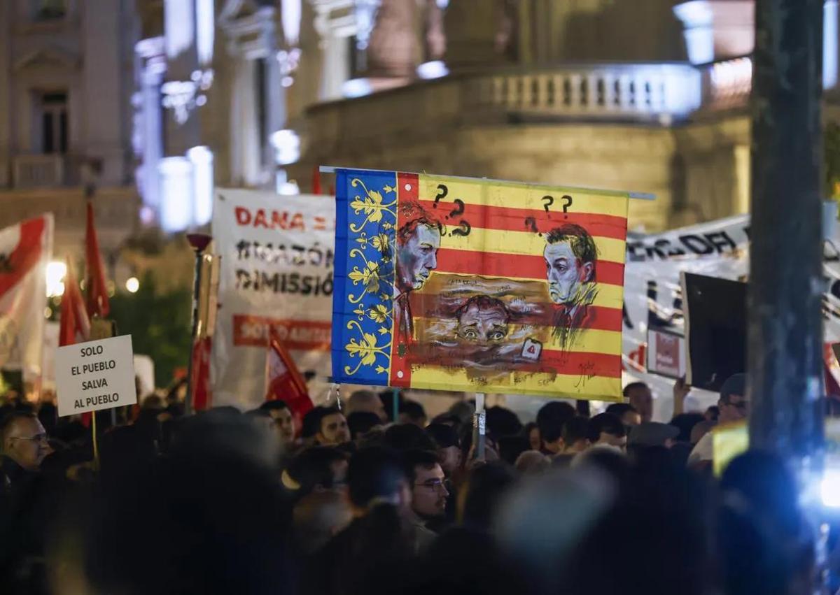 Imagen secundaria 1 - In pictures and video: More than 100,000 people call out government 'negligence' in Valencia flood disaster protest