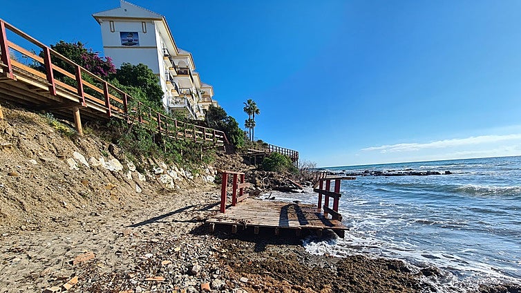 Section of coastal path in Mijas that collapsed two months ago due to water leak still not fixed