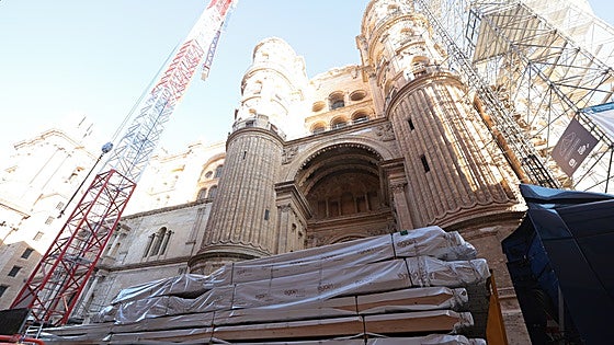 First fire-resistant wooden beams for Malaga Cathedral's new watertight roof arrive on site