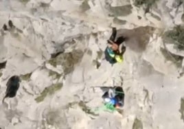 Video: young British climber rescued by helicopter after being left dangling by safety line some 200 metres up in the air in El Chorro