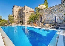 View of the swimming pool of the Hotel Castillo de Monda