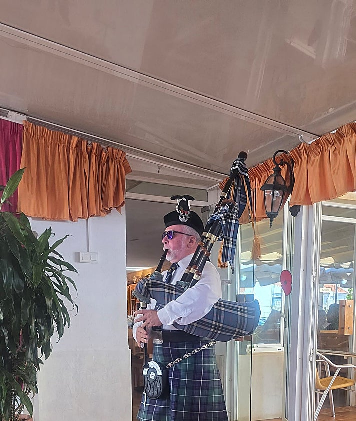 Imagen secundaria 2 - Axarquía RBL branch chairmen, lunch after the service, Leslie Thompson with his bagpipes 
