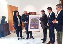 Painter Evaristo Guerra (right of painting) hands over his 'Sueño de María Zambrano' to mayor Jesús Lupiañez.