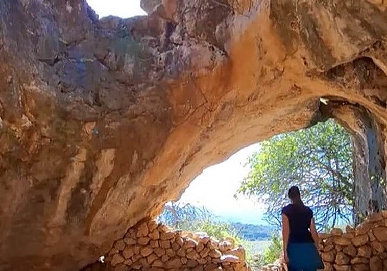 A hike to one of the most spectacular caves in Andalucía