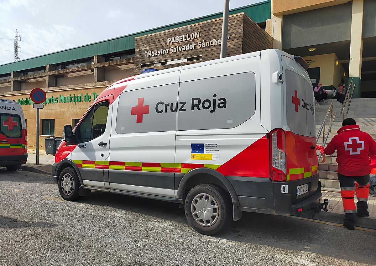 Imagen secundaria 1 - Eugene from Ireland, Red Cross outside the sports centre, beds set up inside.