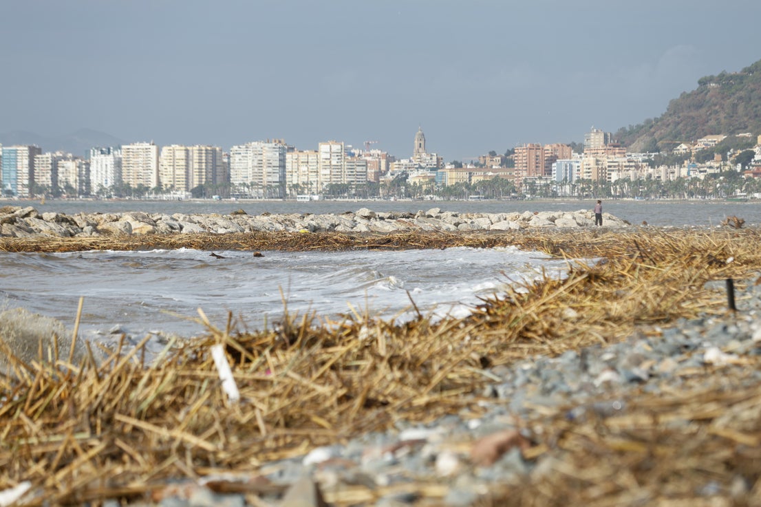 Así se encuentran las playas en Pedregalejo tras las fuertes lluvias.