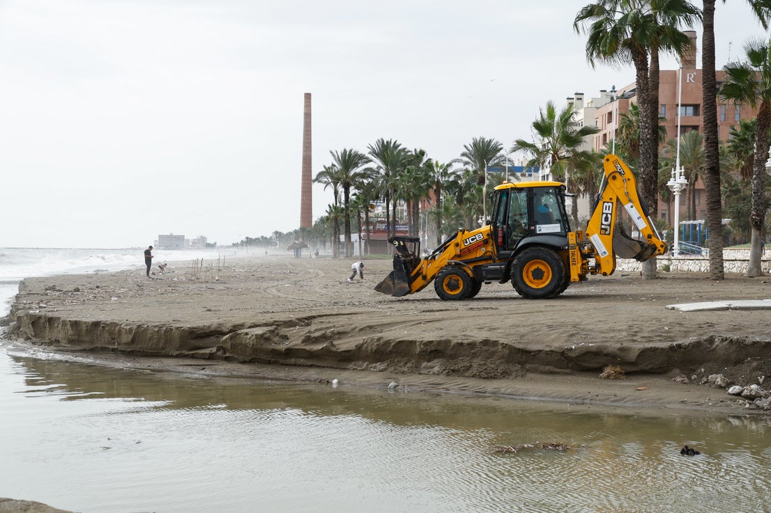 Limpieza en la playa del paseo marítimo Antonio Banderas.