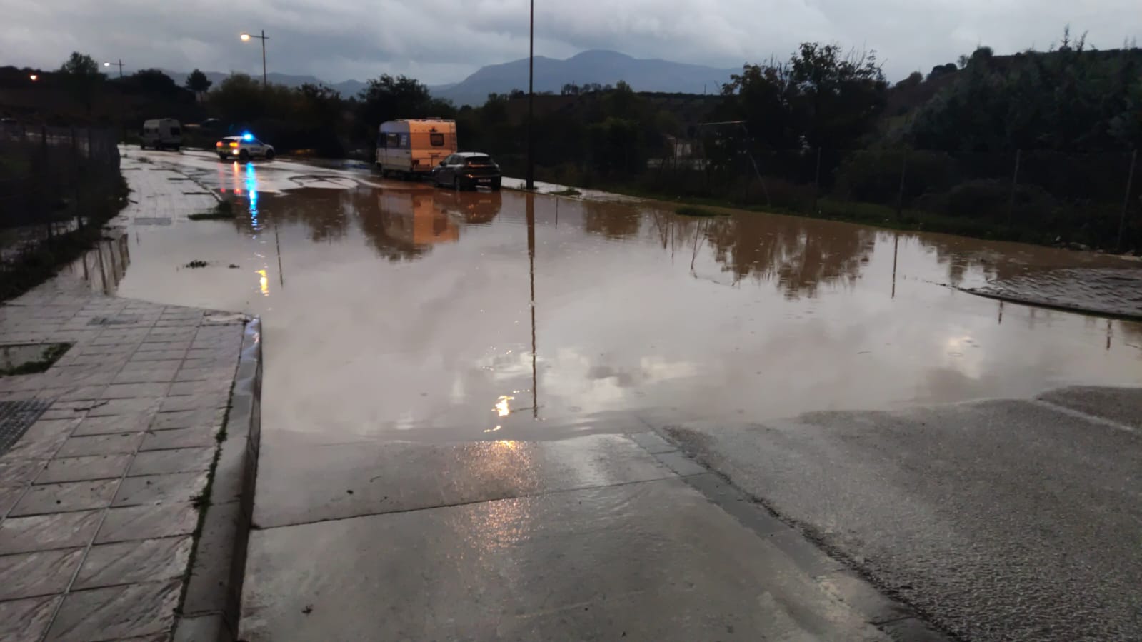 Carreteras impedidas por balsas de agua en Ronda.