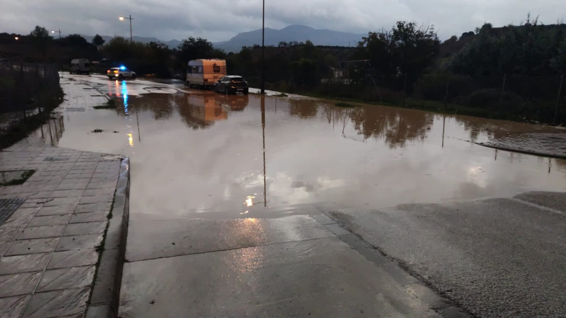 Carreteras impedidas por balsas de agua en Ronda.