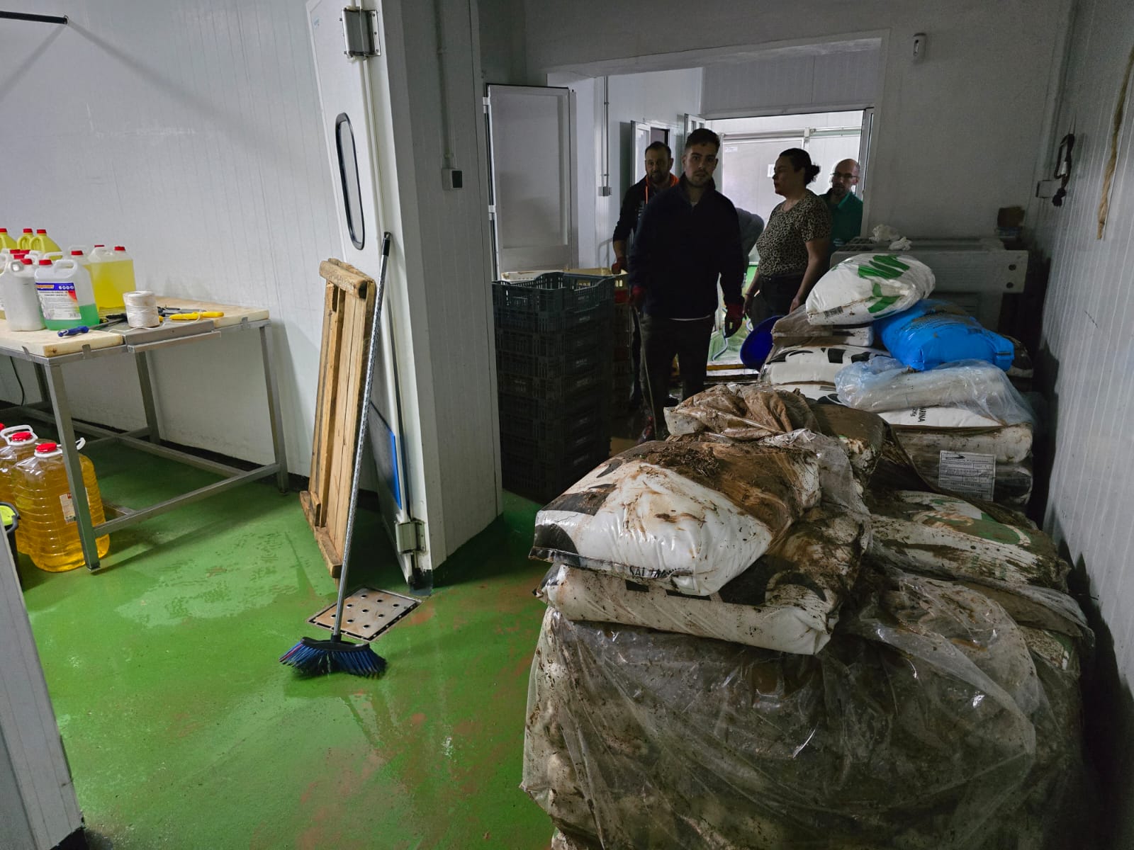 Imagen principal - Malaga village storm victim: 'It was horrible, the water came up almost two metres... We are throwing out whole pallets of products'