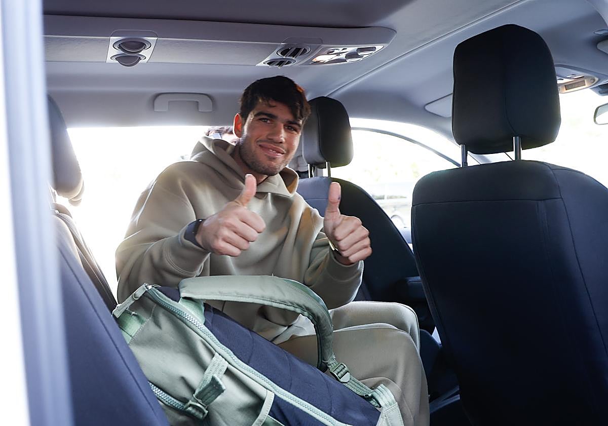 Imagen principal - In pictures: Carlos Alcaraz arrives on Costa del Sol to complete Spain's Davis Cup squad