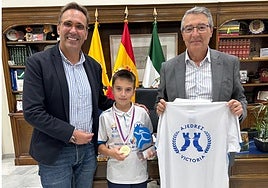 Pablo Guirado with Rincón's mayor (right) and sports councillor.
