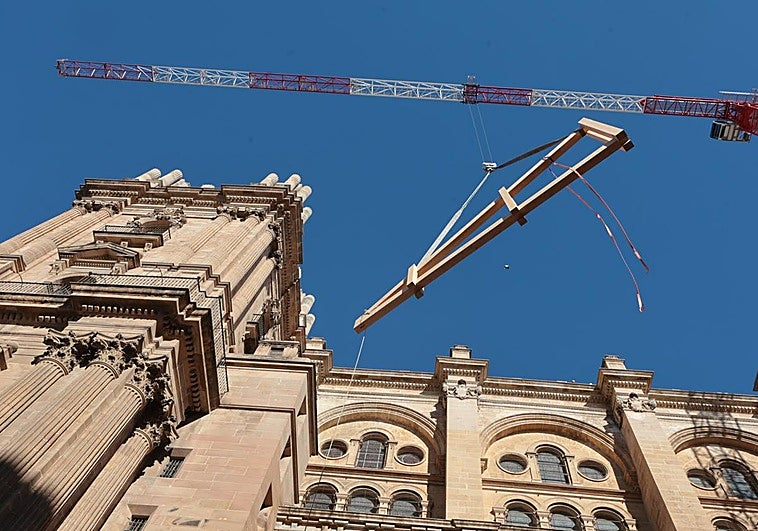The moment when the first main beam for the new roof structure was lifted.