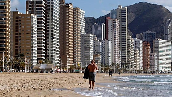 Benidorm Local Police arrest four thieves after catching them red-handed in stolen luxury car