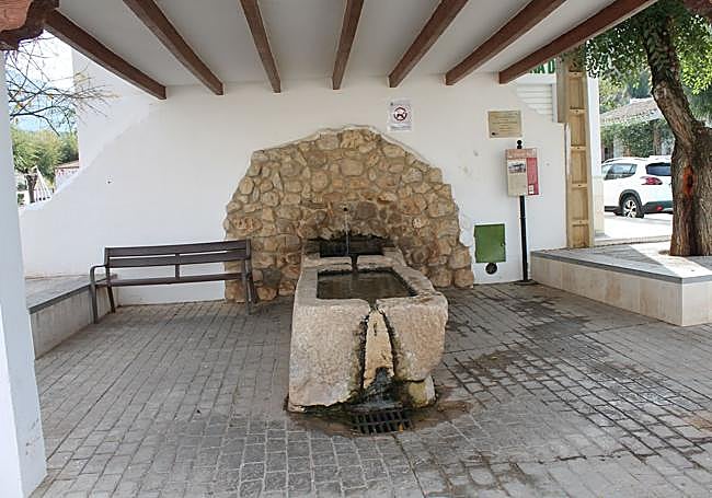 The Old Fountain is next to the tourist office.