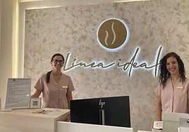 Elisabet Fernández, manager of Línea Ideal; and aesthetic doctor Beatriz Murias, a member of the Línea Ideal staff.