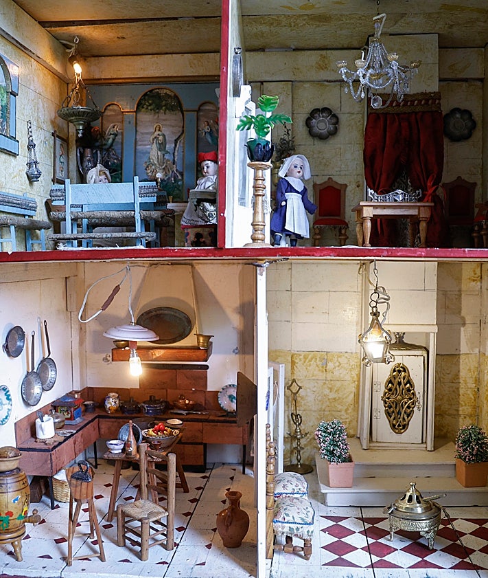 Imagen secundaria 2 - Doll’s houses in search of a new home: one of the best collections in Spain that is up for sale for one million euros