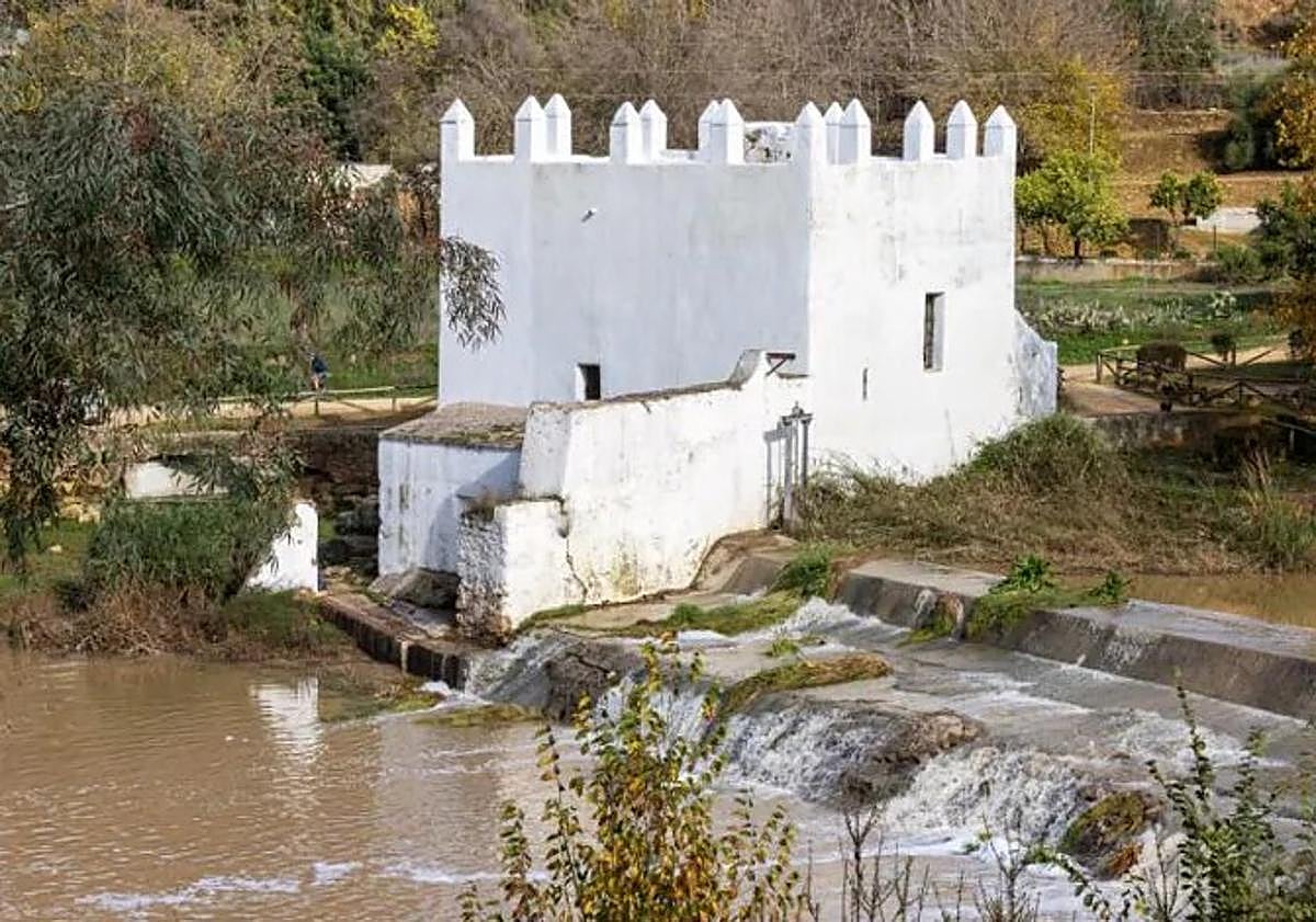 Imagen principal - Three of the mills in Alcalá de Guadaíra.