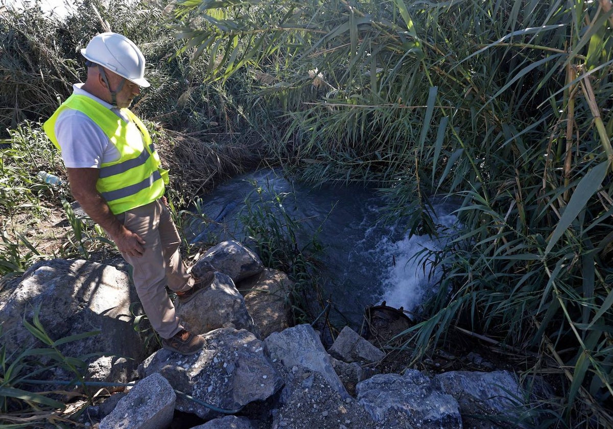 Photo of the well recovery work in Perales, near the Santa Teresa industrial estate.