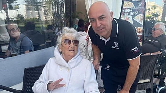 Quick-thinking Costa del Sol waiter saves woman who choked on food